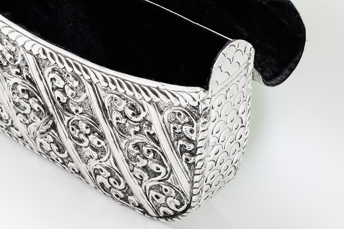 The Eternel Heirloom: Handcrafted antique heritage metal bag