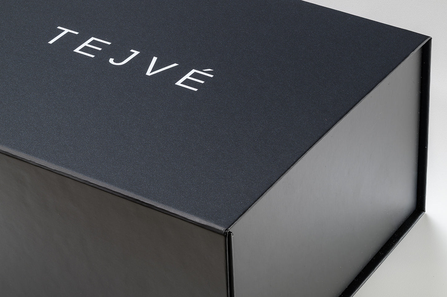 The Eternel Heirloom: Handcrafted antique heritage metal bag